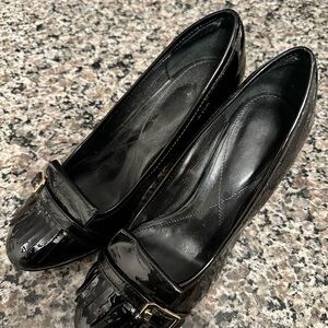 Patent leather black tassel shoes